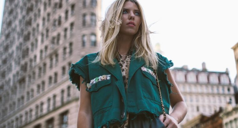 Reinterprets the classic bookshelf